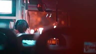 公交车内外情绪实景素材视频的预览图
